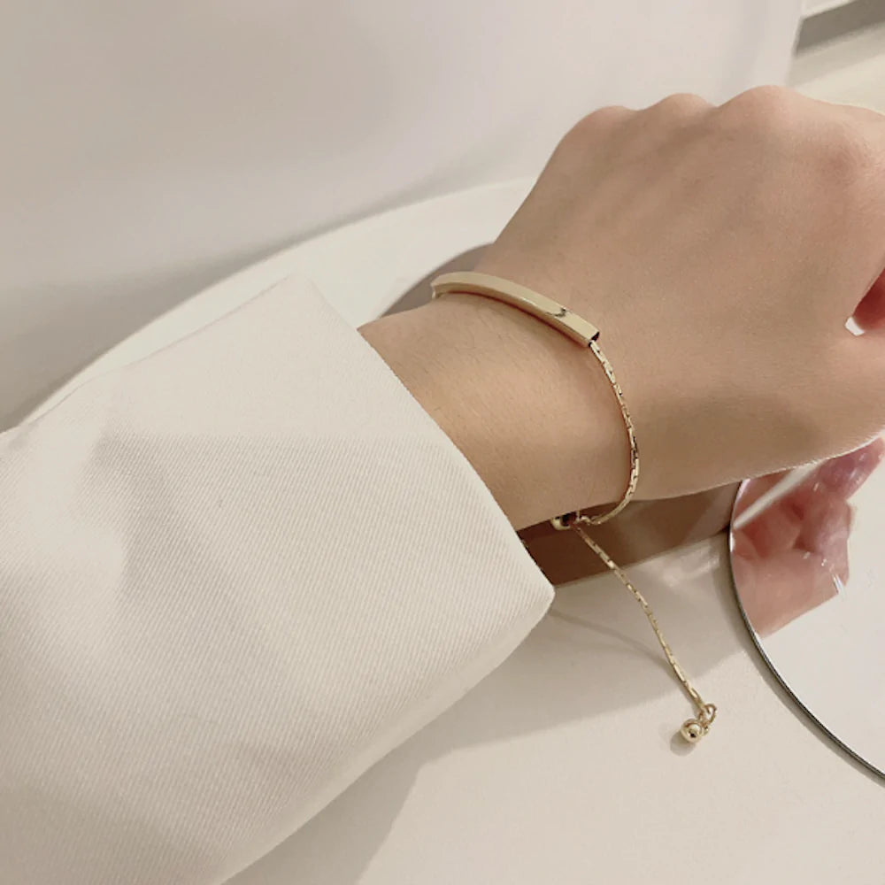 Knot Style Bracelet With A Bar